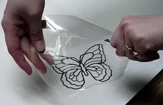 طريقة صنع فراشة رائعة من علب البلاستيك الفارغة 4