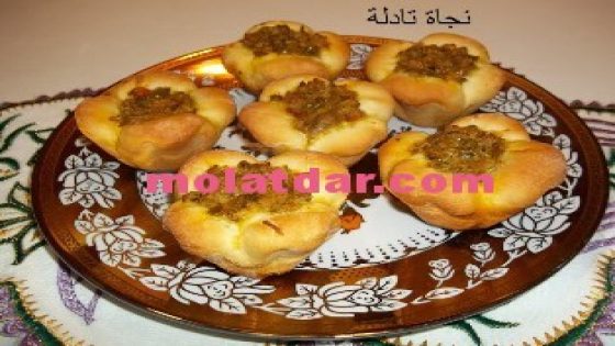 فطائر على شكل وردات بحشوة الطون