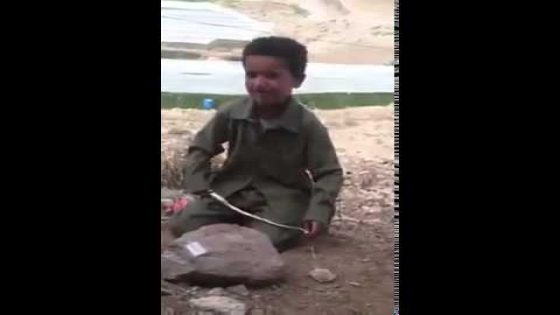طفل يمني ينتقم من أفعى أبتلعت عصفوره بقتلها وإخراج طيره من أحشائها