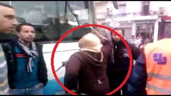 بالفيديو : يحدث هذا بالمغرب فضيحة مراقبو حافلة يتحرشون بالنساء