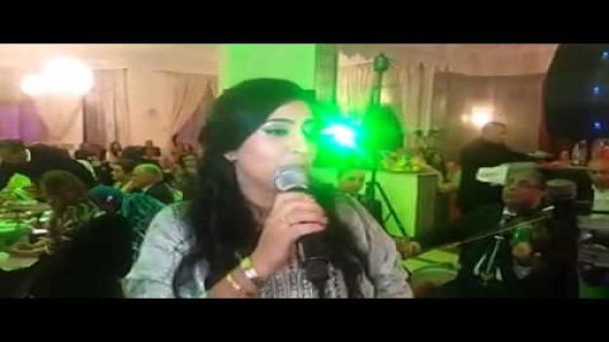 بالفيديو بعد الرقص مع زوجها دنيا بوتازوت تغني في حفل زفاف مع الجوق