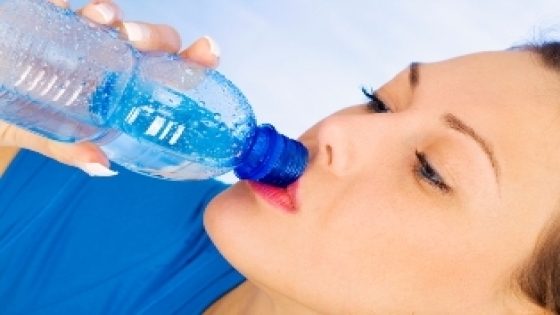 حيل تشجعك على الإكثار من شرب المياه بانتظام