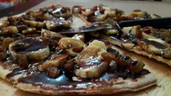 بيتزا حلوة لذيذة بالشوكولا والموز والزبيب pizza hlowa