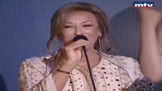 نزهة الركراكي تستلم جائزة أفضل أغنية مغربية بالنيابة عن ابنها سعد لمجرد